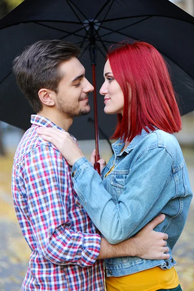 傘の下で愛情のあるカップル — ストック写真