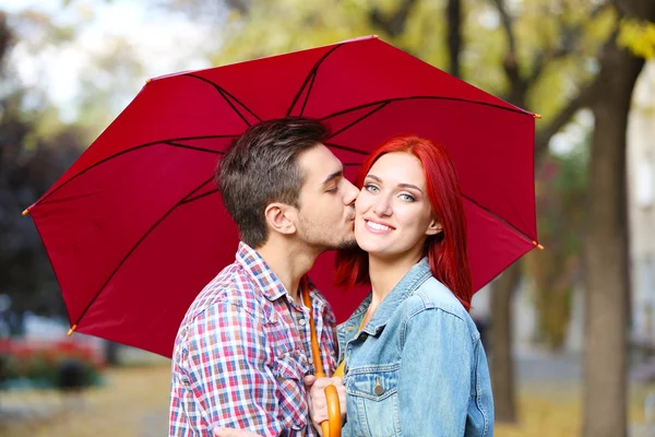 Любящая пара под зонтиком — стоковое фото