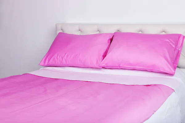 Cama en ropa de cama rosa —  Fotos de Stock