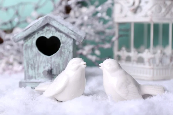 Kerstmis samenstelling met kleine vogel huis — Stockfoto