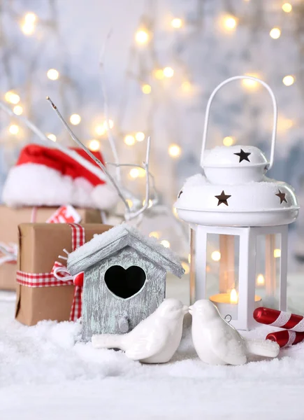 Weihnachtskomposition mit kleinem Vogelhaus — Stockfoto