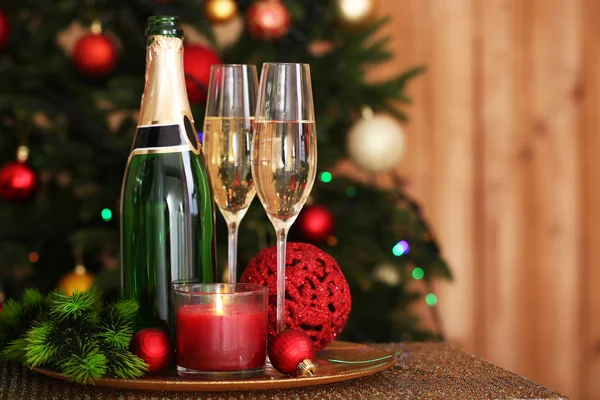 Dekoracje na Boże Narodzenie i szampana — Zdjęcie stockowe