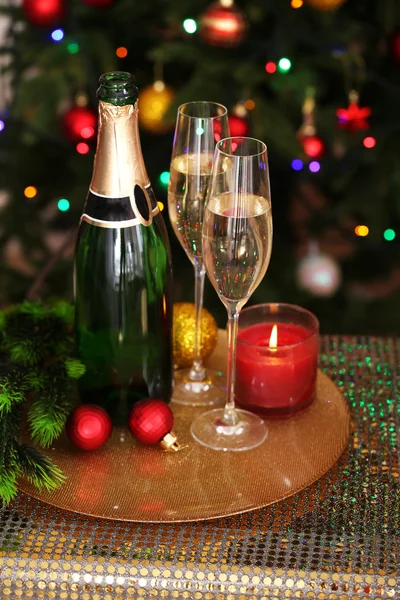Juldekorationer och champagne — Stockfoto