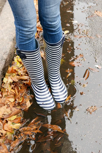 Menina em botas de borracha — Fotografia de Stock