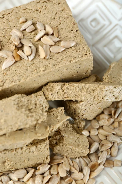 Halva de girassol em prato — Fotografia de Stock