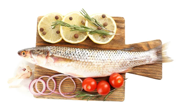 Poisson cru frais sur planche à découper et ingrédients alimentaires isolés sur blanc — Photo