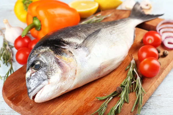 Frischer roher Fisch und Lebensmittelzutaten — Stockfoto