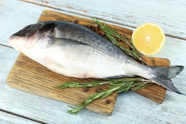 Pesce crudo fresco e ingredienti alimentari — Foto Stock