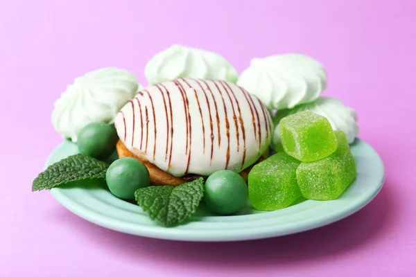 Merengues de color menta, caramelos de menta y pastel — Foto de Stock