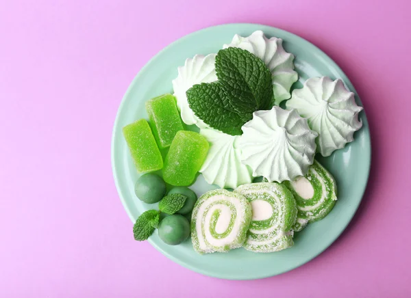 Meringues de couleur menthe, bonbons à la menthe et gâteau — Photo