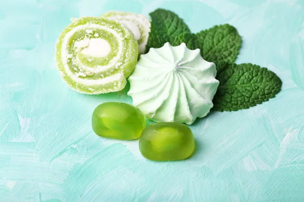 Mint kleur schuimgebakjes en snoepjes — Stockfoto