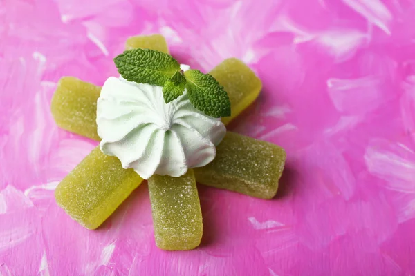 Merengues y caramelos de color menta — Foto de Stock