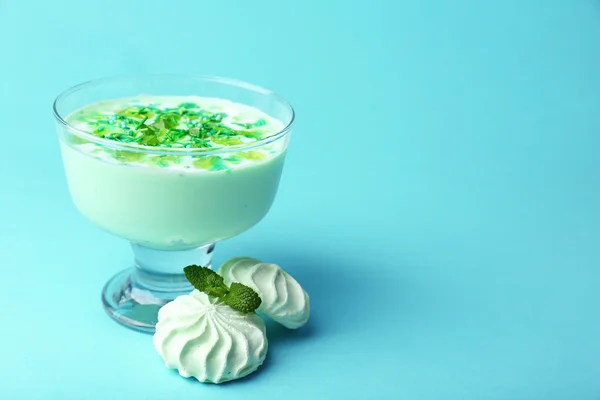 Mint milk dessert in glass bowl — Stock Photo, Image