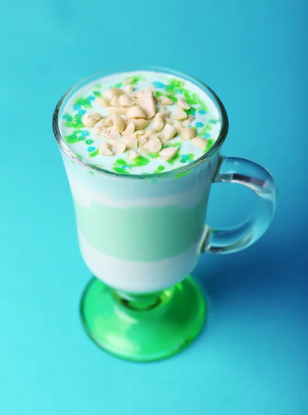 Mint melk dessert met noten in glas — Stockfoto