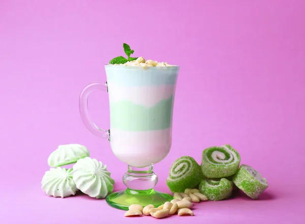 Mint milk dessert in glass, peanuts and mint jelly candies — Stock Photo, Image