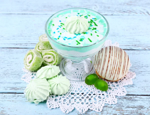 Dessert au lait à la menthe dans un bol en verre — Photo