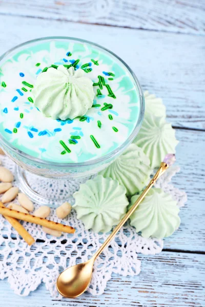 Mint melk dessert in glazen kom — Stockfoto