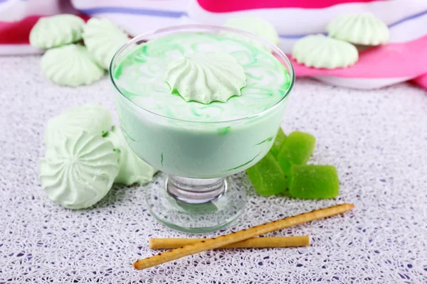 Dessert au lait à la menthe dans un bol en verre — Photo