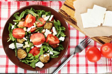 Patlıcan salata domates, roka ve beyaz peynir
