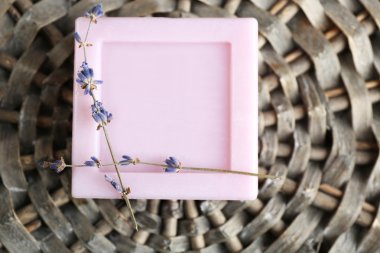 Hasır mat zemin üzerine kurutulmuş lavanta ile doğal sabun