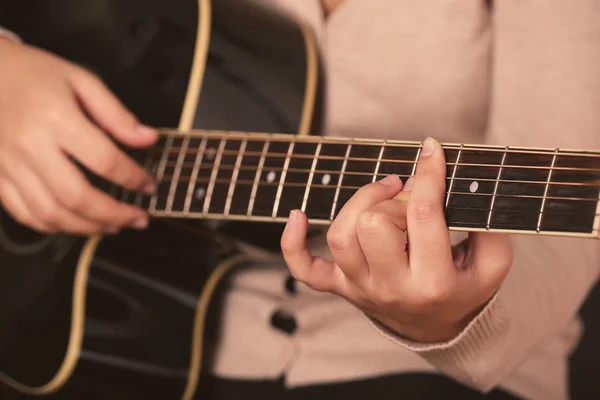 Acoustic guitar in female hands, close-up — Stock Photo, Image