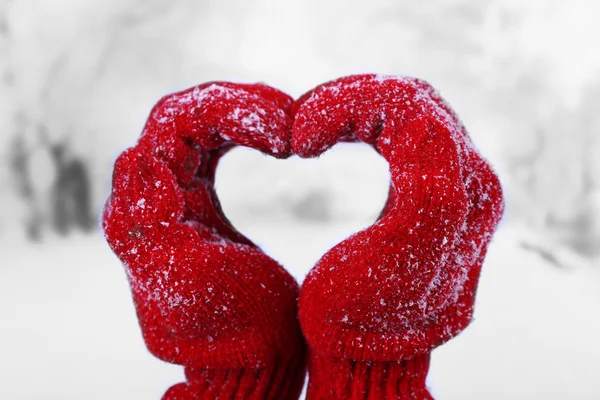 Vrouw handen in rode handschoenen op winter natuurlijke achtergrond — Stockfoto