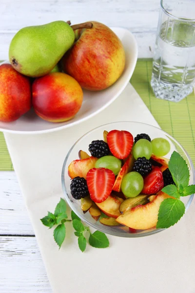 Ensalada de frutas frescas y sabrosas — Foto de Stock