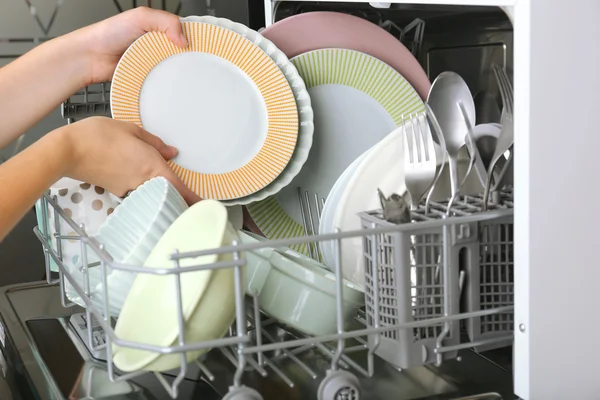 Nyitott mosogatógép tiszta edényekkel. — Stock Fotó