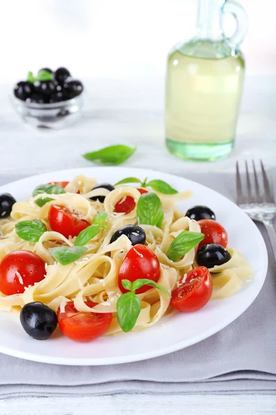 Espaguetis con tomates, aceitunas y albahaca — Foto de Stock