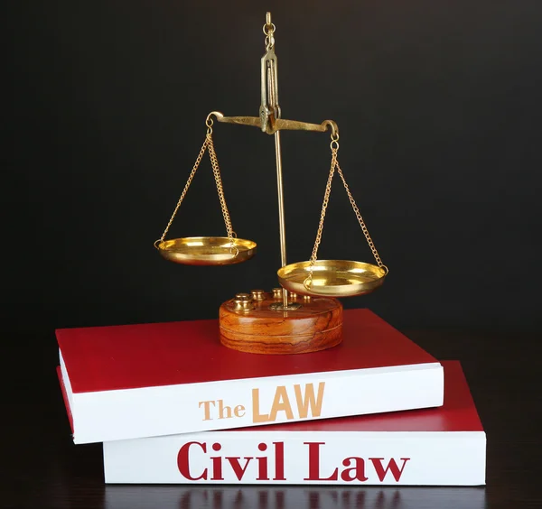 테이블에 법률의 책 — Stok fotoğraf
