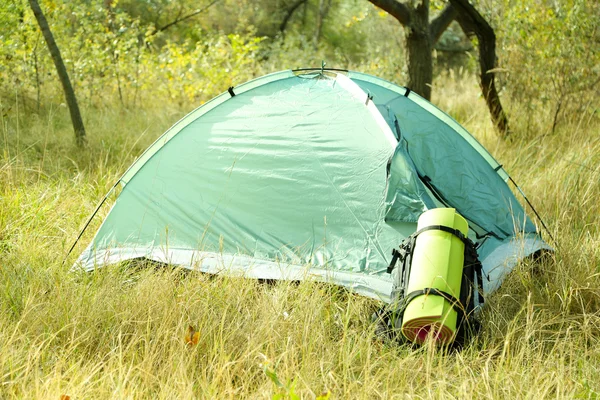 Tenda turística na grama seca — Fotografia de Stock