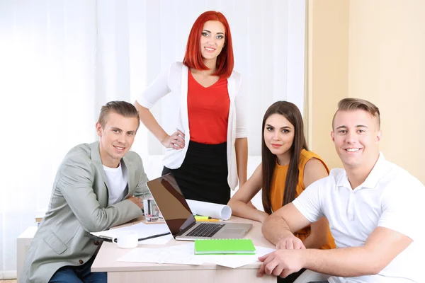 Mensen die vergadering in office — Stockfoto