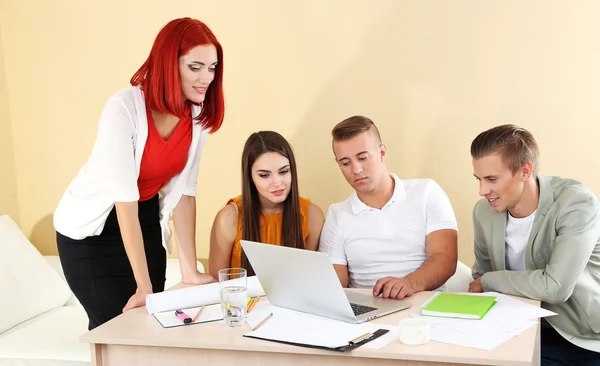 Personnes ayant une réunion au bureau — Photo