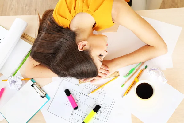 Femme fatiguée dormant sur la table — Photo