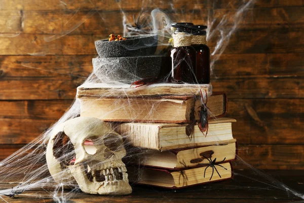 Vida morta assustadora de Halloween, em fundo de madeira — Fotografia de Stock