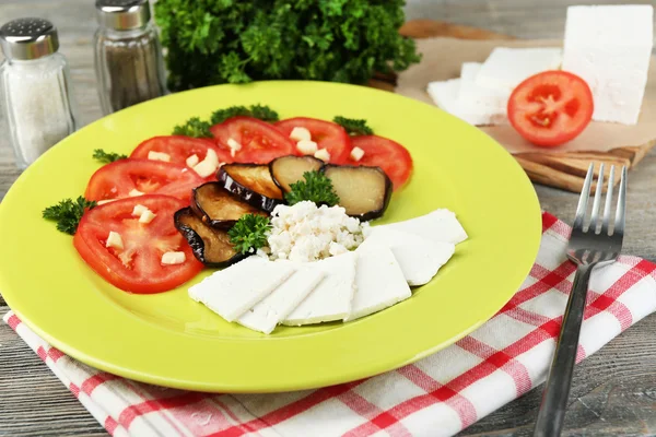 Ensalada de berenjena con tomates y queso feta — Foto de Stock