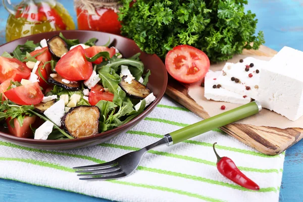 Eggplant salad with tomatoes, arugula and feta cheese — Stock Photo, Image