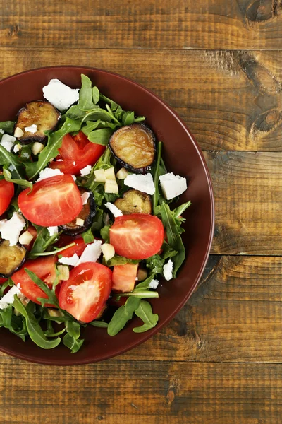 Aubergine salade met tomaten, rucola en feta kaas — Stockfoto