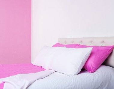 Pembe yatak çarşafları yatakta