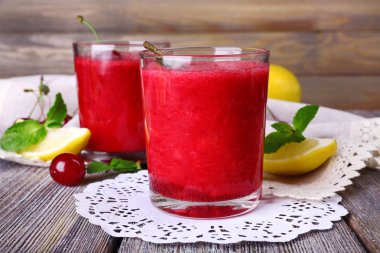 Taze soğuk kiraz kokteyl