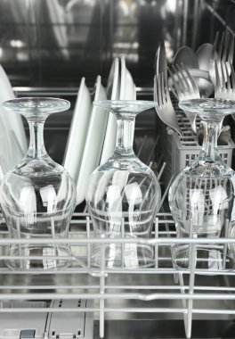 temiz mutfak eşyaları ile bulaşık makinesi