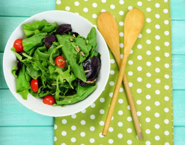 Kasede taze yeşil salata