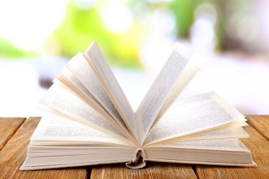 Tahta masanın üzerinde açık bir kitap