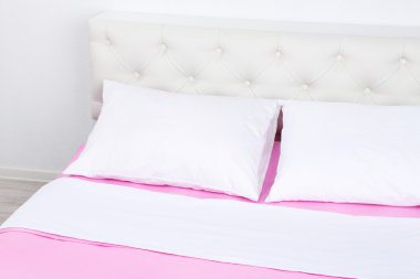 Pembe yatak çarşafları yatakta