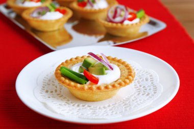Tartlets yeşil ve sebze ile