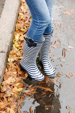 Lastik Çizmeli kız