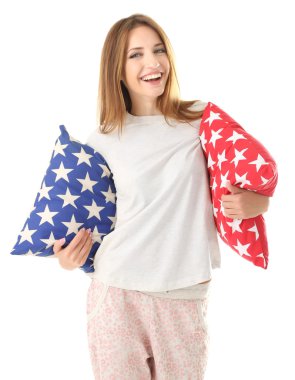 Güzel genç kız beyaz t arka plan üzerinde izole yastık ile