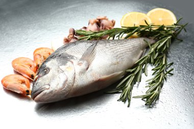 Balık ve diğer deniz ürünleri limonlu