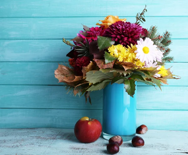 Flower bouquet and apple — Stock Photo, Image