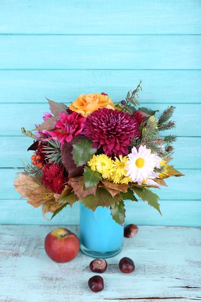 Flower bouquet and apple — Stock Photo, Image